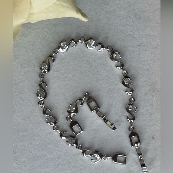 Swan Crystal Tennis Bracelet Made With Swarovski Crystals - Picture 8 of 9